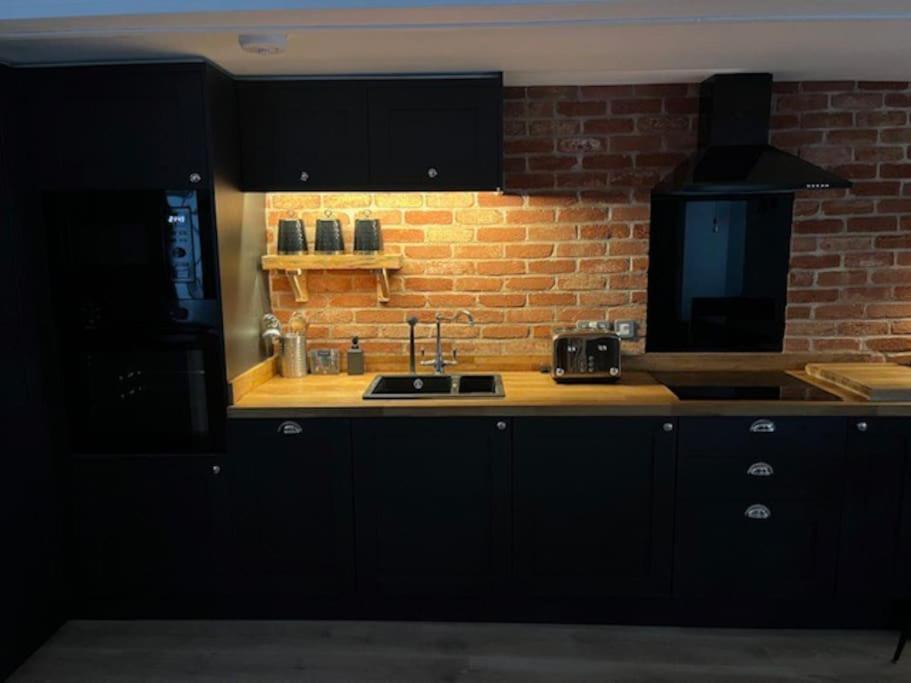 Newly Renovated Stunning Warehouse Apartment Μπόρνμουθ Εξωτερικό φωτογραφία