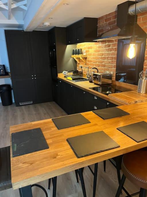 Newly Renovated Stunning Warehouse Apartment Μπόρνμουθ Εξωτερικό φωτογραφία